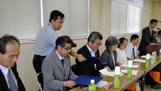 大崎市長出席のもと、みやぎ生活協同組合、みどりの農業協同組合、労協センター事業団の三者で基本合意書に調印。